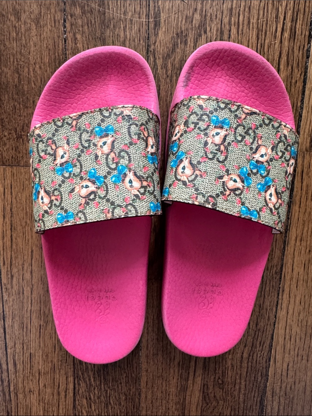 Gucci Kids Bright Pink Slide Sandals with Blue Accent Print
